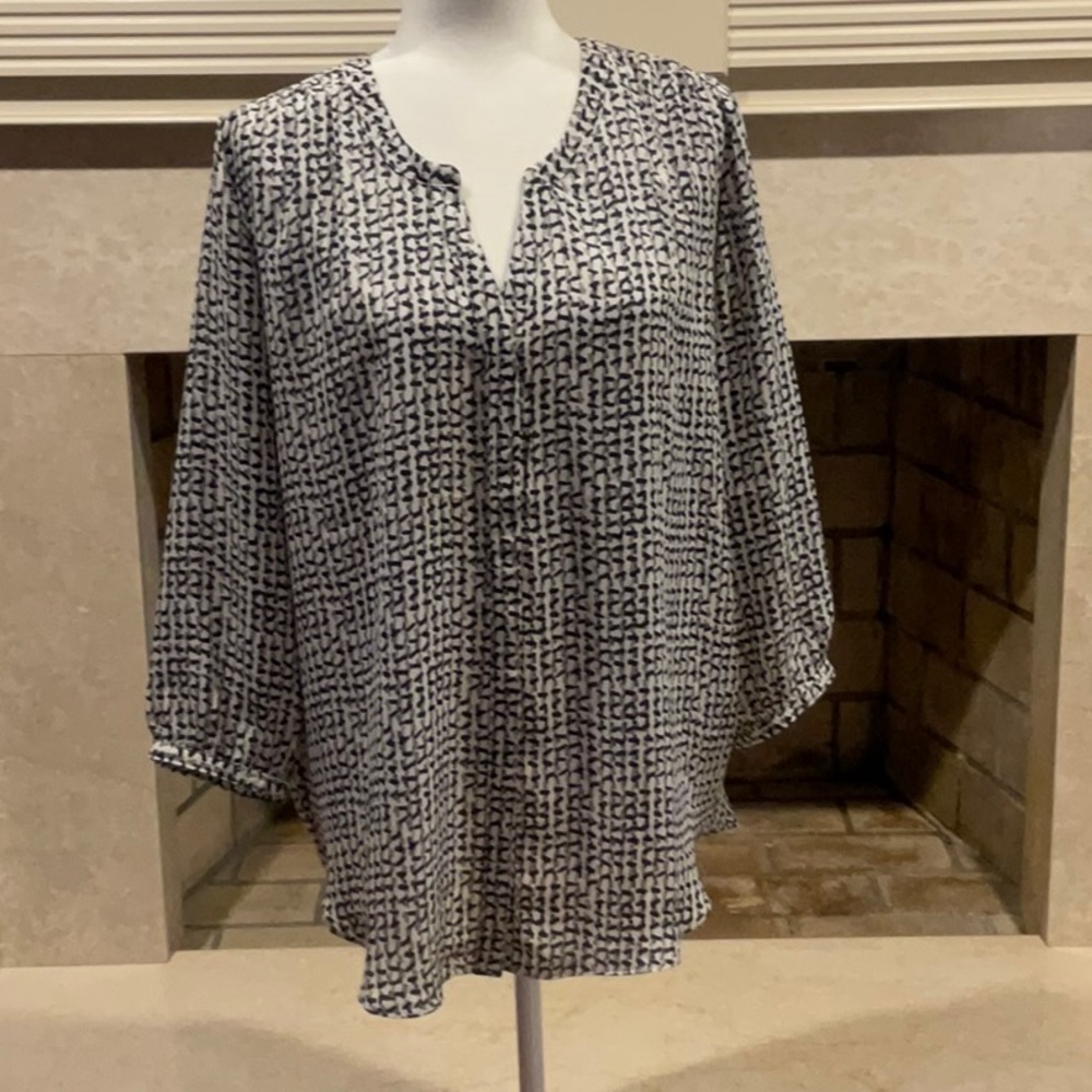 Jules & Leopold Navy, Taupe & Ecru Print 3/4 Sleeve Blouse. Like New.